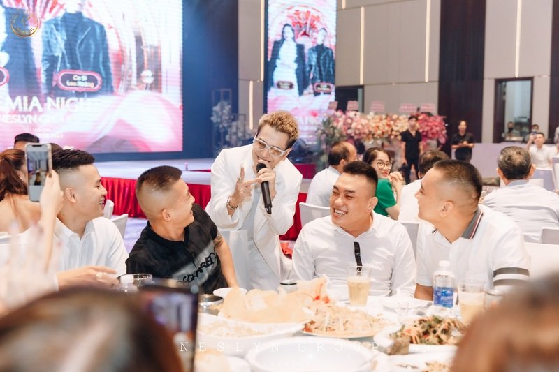Ca sĩ Lou Hoàng khiến khách mời đứng ngồi không yên