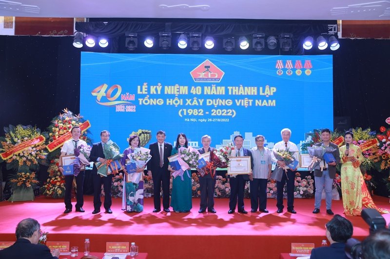 TS Đặng Việt Dũng – Chủ tịch THXDVN, GS. TSKH.Phạm Hồng Giang - Phó Chủ tịch Tổng hội Xây dựng Việt Nam đã trao bằng khen, quà lưu niệm vinh danh đề tài, ứng dụng khoa học công nghệ do các đơn vị trực thuộc Tổng hội thực hiện.