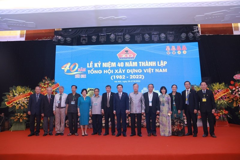 Lãnh đạo THXDVN chụp ảnh kỉ niệm với Bộ trưởng Bộ Xây dựng Nguyễn Thanh Nghị, nguyên Bộ trưởng Bộ Xây dựng Nguyễn Hồng Quân, Thứ trưởng Bộ Xây dựng Phan Thị Mỹ Linh và các đại biểu khách mời