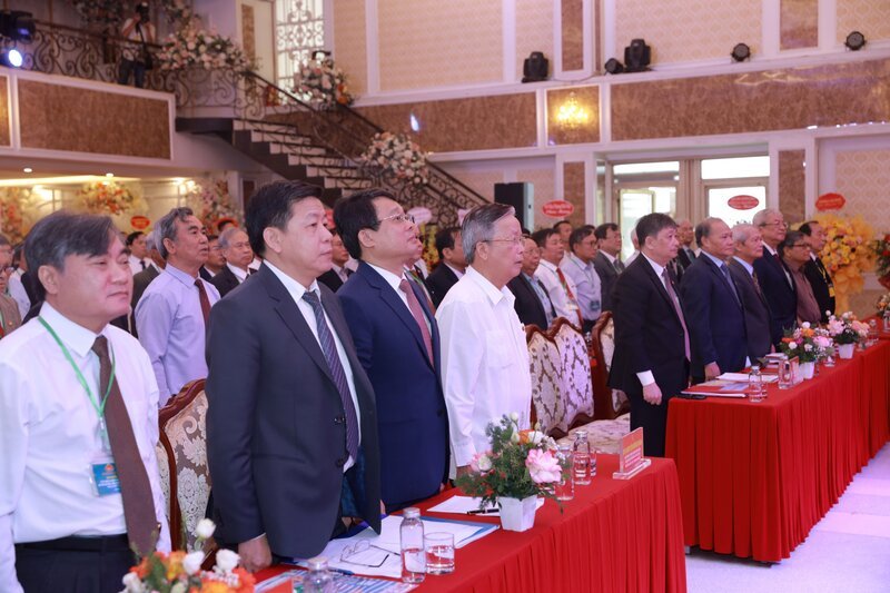 Đại biểu tham dự đại hội thực hiện nghi thức chào cờ