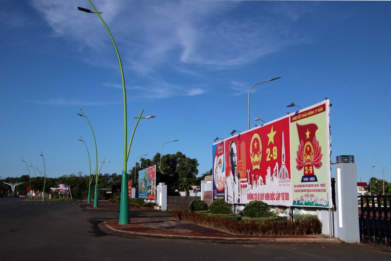 Biểu ngữ, băng rôn thể hiện khí thế đầy tự hào, vui tươi, phấn khởi của toàn dân nhân dịp kỷ niệm 77 năm Quốc khánh nước Cộng hòa xã hội chủ nghĩa Việt Nam.