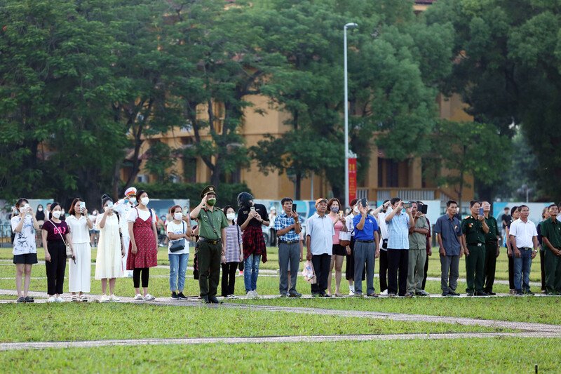 Nghi lễ thiêng liêng này đã trở thành khoảnh khắc xúc động mà nhiều người dân Thủ đô và du khách thường đón đợi để được chứng kiến không chỉ một mà nhiều lần.