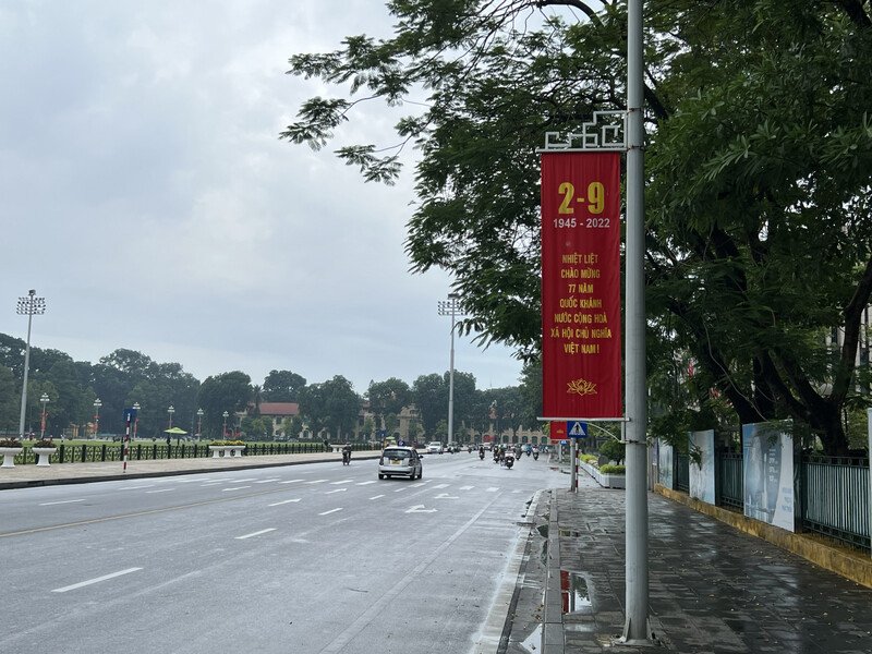 Khắp phố phường cờ đỏ, áp phích, pa nô được trang hoàng rực rỡ chào mừng ngày Quốc khánh 2/9.