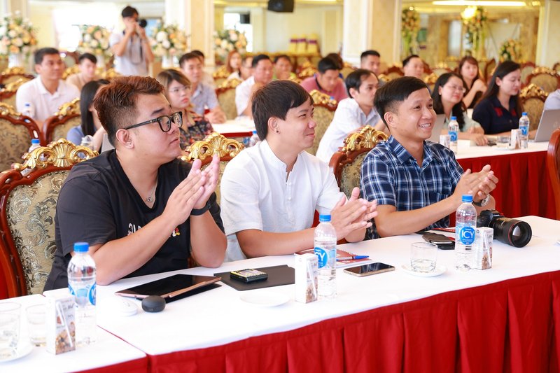 Không khí sôi động tại buổi tập huấn dưới sự dẫn dắt và chia sẻ của nhiếp ảnh gia Nguyễn Á