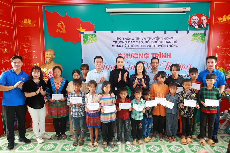 Ngoài các suất học bổng, các em nhỏ ở địa phương cũng được tặng những sản phẩm sữa dinh dưỡng Vinamilk