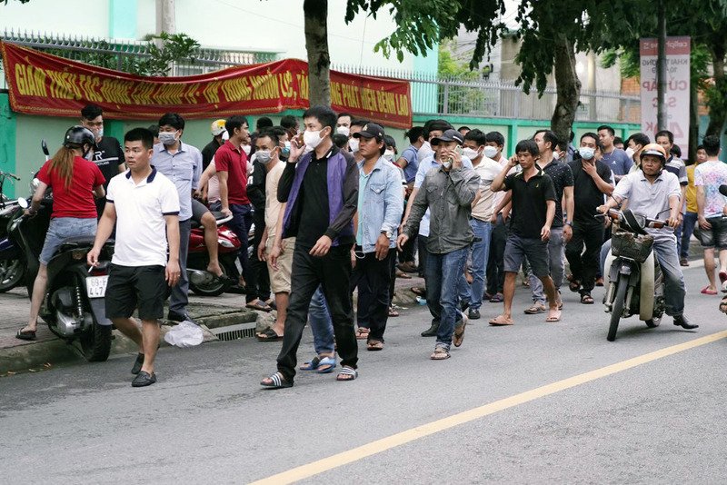 Hàng chục người đứng chờ trước bệnh viện để nhận dạng thi thể của thân nhân. Ảnh: Chí Hùng.