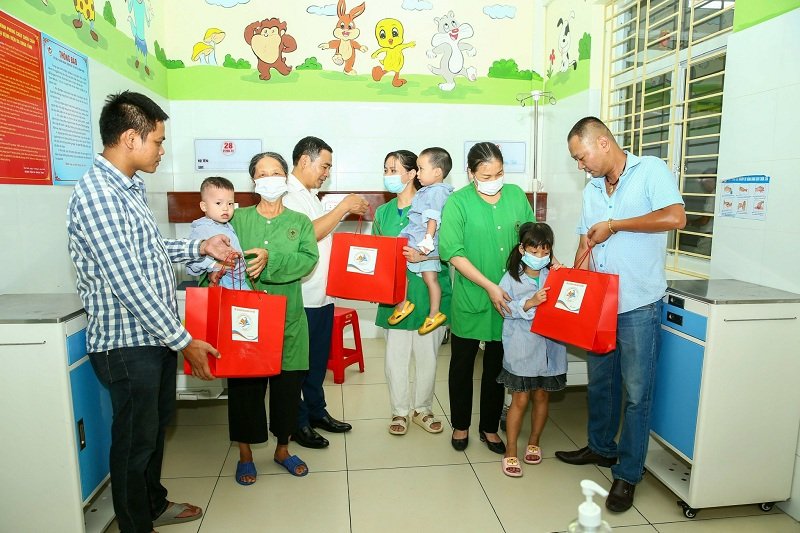 Nhà báo Nguyễn Khánh Toàn - Tổng biên tập Tạp chí Môi trường & Cuộc sống, Phó Chủ tịch Thường trực Câu lạc bộ Báo chí Bắc Ninh tại Hà Nội cùng đại diện nhà hảo tâm trao quà Trung thu cho các bệnh nhi.