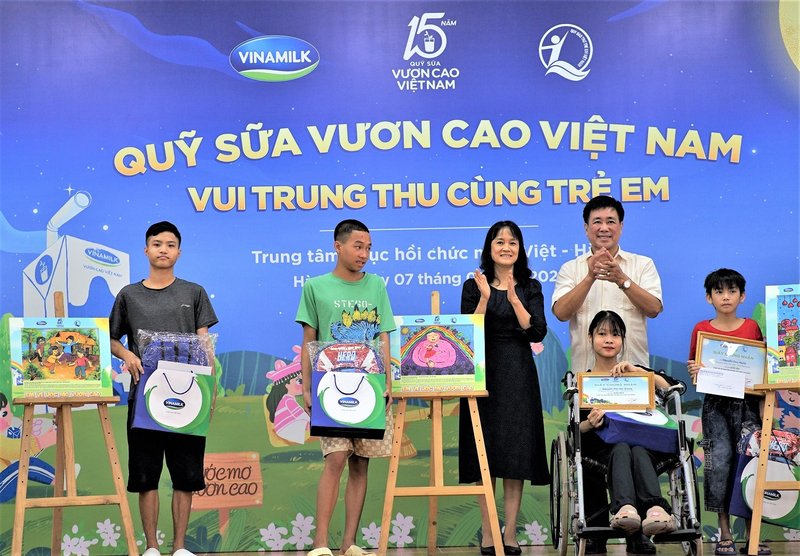 Với chủ đề “Em vẽ ước mơ vươn cao”, nhiều bức vẽ có bố cục đẹp mắt, ý tưởng đặc sắc và thông điệp ý nghĩa đã gây ấn tượng mạnh với ban tổ chức 