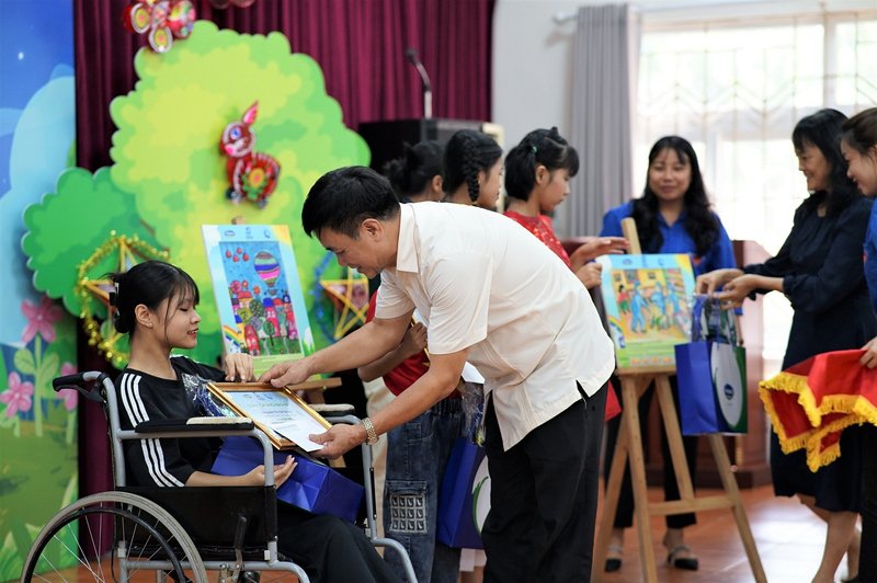 Em Nguyễn Thị Vân Giang – Giải Nhì cuộc thi vẽ tranh nhận bằng khen và quà tặng khích lệ từ Giám đốc Quỹ bảo trợ trẻ em Việt Nam  