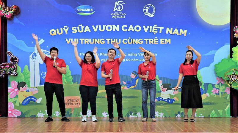 Thay cho lời chúc mừng trung thu, các nhân viên Vinamilk tại Hà Nội cũng đã gửi tặng các em một tiết mục sôi động  