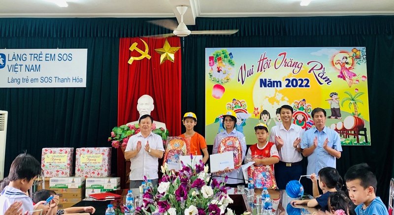 Tại nhiều địa phương khác, giải thưởng và các phần quà của cuộc thi vẽ tranh “Em vẽ ước mơ vươn cao” cũng đã được trao tặng đến các em đúng vào dịp Trung Thu 