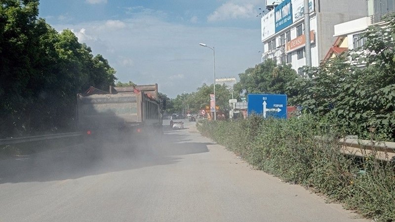 Chiếc xe tải chở cát không che chắn, chạy đến đâu là bụi mù mịt đến đó. (Ảnh chụp tại Chân Cầu Thanh Trì địa phận huyện Gia Lâm).