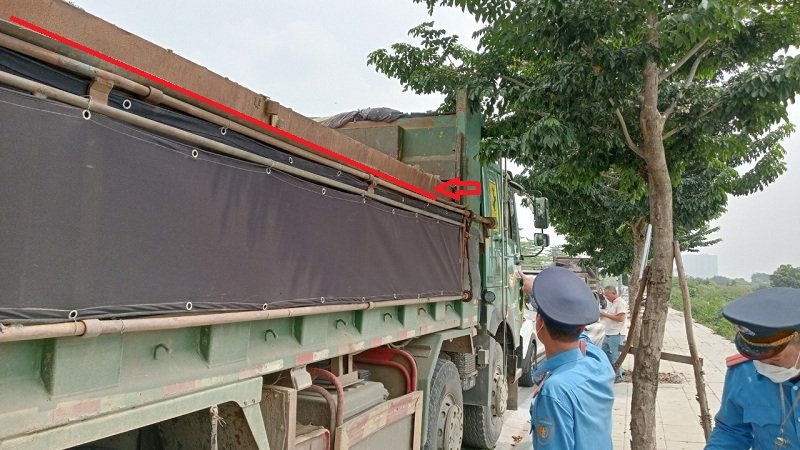 Phần gạch đỏ - là các thanh cơi nới bên trong thùng xe tải.