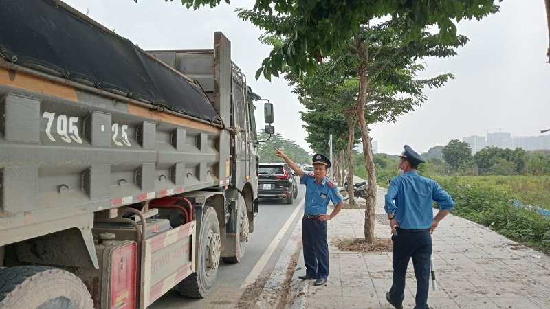 Ông Lê Thành Điểm cùng Tổ công tác của lực lượng Thanh tra Giao thông kiểm tra và phát hiện các xe chở cát tại Gia Lâm cơi nới thành thùng từ phía trong.