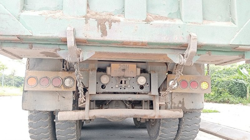 Nhiều xe bụi bẩn không rõ biển kiểm soát khiến việc phạt nguội khó khăn.
