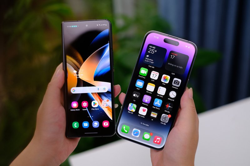 Người dùng nhận thông tin về iPhone 14 gấp nhiều lần so với Galaxy Z mới. Ảnh minh họa.