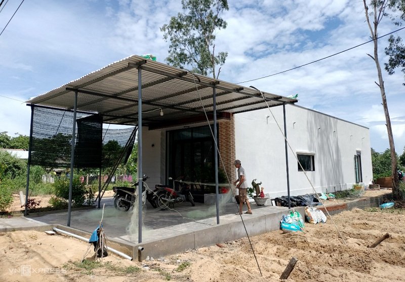 Người dân các tỉnh miền Trung chằng, chống nhà cửa tránh bão. (Ảnh; Vnexpress).