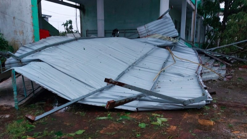 Trung tâm thành phố Tam Kỳ cây cối đổ ngã, nhiều mái tôn của nhà dân bị tốc, bay vương vãi khắp mặt đường.