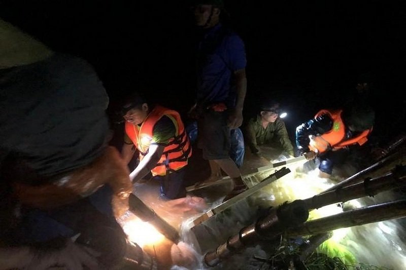 Hàng trăm người được huy động để vá đê bảo vệ vùng thấp sau đê. (Ảnh: Báo Nghệ An).