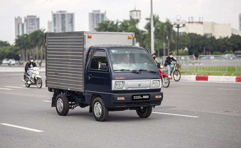 1. Trong bối cảnh giá xăng giảm thấp hơn giá dầu, xe tải Suzuki càng đem đến nhiều lợi thế về chi phí nhiên liệu