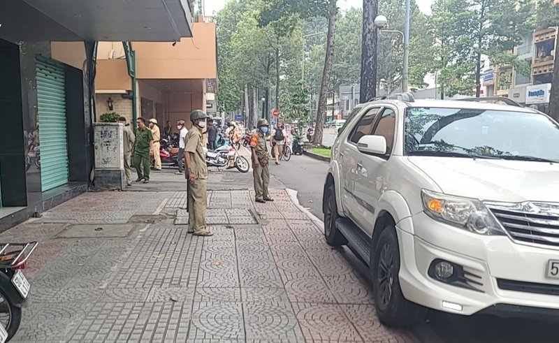 Trụ sở của Công ty CP Tập đoàn Vạn Thịnh Phát – nơi có phòng giao dịch của một ngân hàng, rất đông lực lượng chức năng đảm bảo an ninh trật tự..