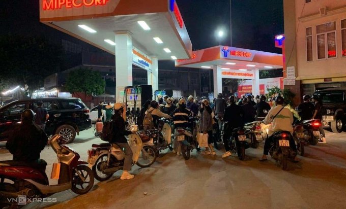 Cây xăng trên trường Nguyễn Phong Sắc (Hà Nội), xe máy xếp hàng dài chờ tới lượt đổ nhiên liệu. Ảnh: Tú Anh