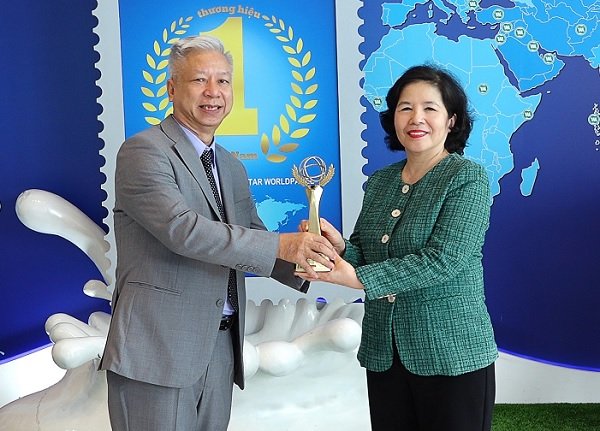Bà Mai Kiều Liên đón nhận giải thưởng Doanh nhân xuất sắc 2022