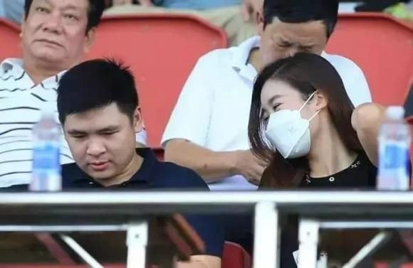 Đỗ Mỹ Linh nhiều lần bị bắt gặp khoảnh khắc tình tứ bên cậu út nhà bầu Hiển nhưng cả hai chưa từng lên tiếng về mối quan hệ này