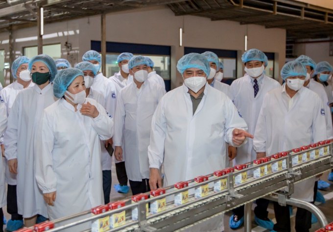   Bà Mai Kiều Liên giới thiệu về Nhà máy sữa Việt Nam với Thủ tướng Chính phủ trong chuyến thăm và làm việc tại Bình Dương