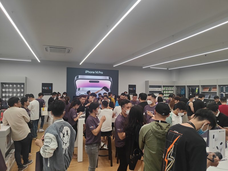 Đông đảo khách hàng đến với Topzone Khánh Hội để mua sớm iPhone 14 series. Ảnh chụp lúc 0h35 ngày 14/10.