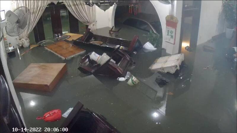 Nhiều tuyến đường nước đã ngập sâu cả mét, nước tràn vào nhà dân