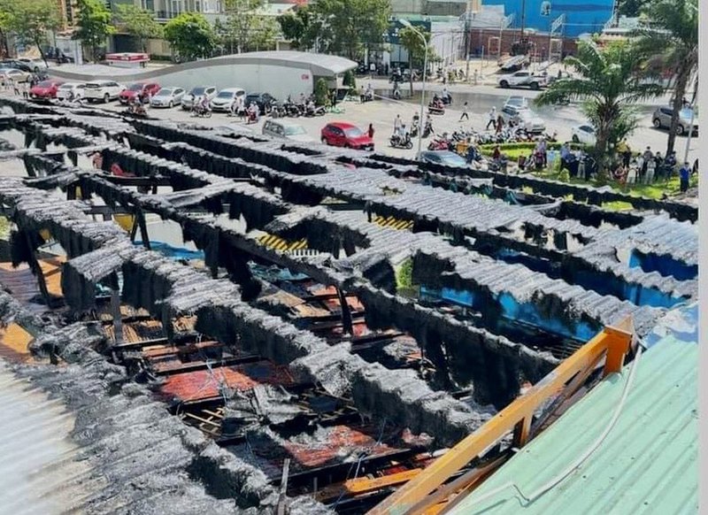 Phần mái của quán bia bị cháy rụi, do là vật liệu dễ cháy nên khói từ đây bốc cao, nghi ngút
