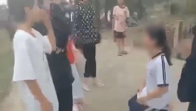 Sau khi đánh xong, nhóm này còn bắt em Q. quỳ xuống và hứa không kể lại vụ việc với bất kỳ ai.