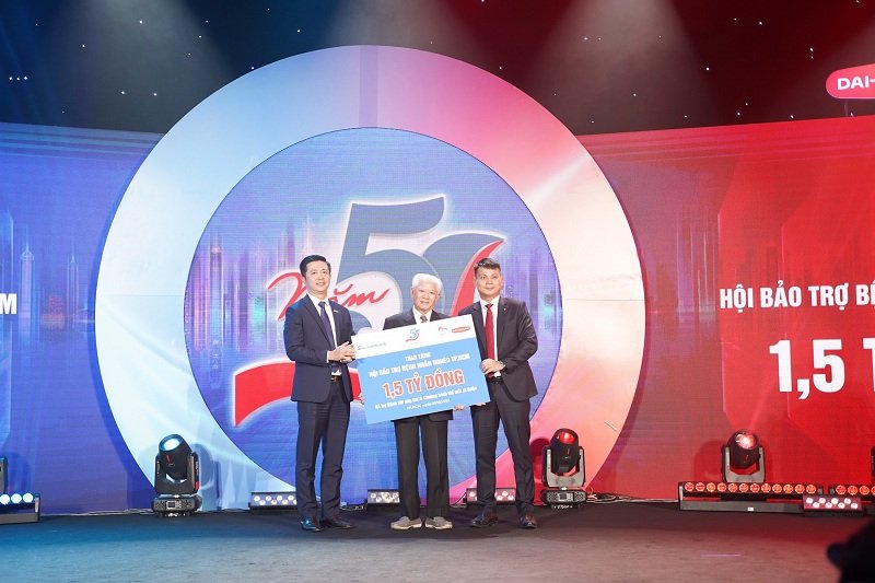 Ông Đặng Hồng Hải – Phó Tổng Giám đốc Điều hành Dai-ichi Life Việt Nam (phải) và Ông Nguyễn Minh Tâm – Phó Tổng Giám đốc kiêm Giám đốc Khối Cá nhân Sacombank (trái) cùng trao tấm séc tượng trưng trị giá 1,5 tỷ đồng cho Ông Trần Thành Long (giữa) - Chủ tịch Hội Bảo trợ Bệnh nhân nghèo TP. HCM.