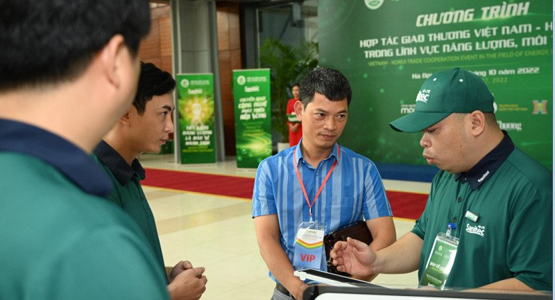 Các kỹ sư giới thiệu đến khách mời các máy móc, công nghệ tiên tiến thân thiện môi trường.