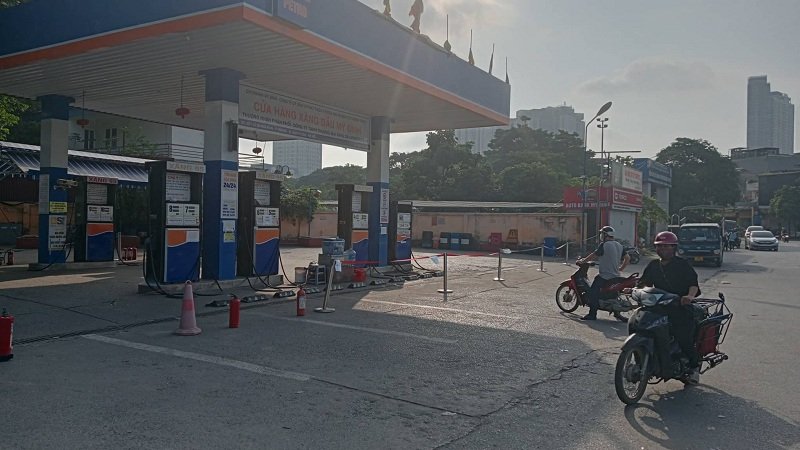Sáng 27/10, nhiều người dân đến cây xăng này tiếp nhiên liệu nhưng đành phải quay về. (Ảnh: Phương Nam).