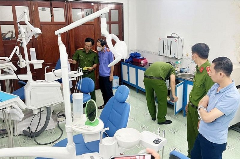 Cảnh sát khám xét tại Phòng khám Nha khoa do đối tượng điều hành. (Ảnh: C.A An Giang).