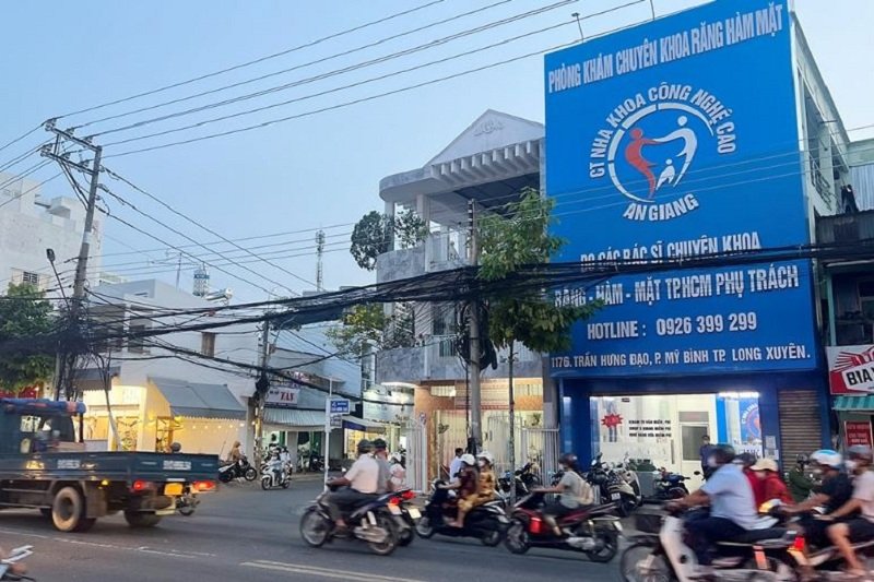 Phòng khám Nha khoa Công nghệ cao An Giang do Tú điều hành vẫn quảng cáo rầm rộ. (Ảnh: C.A An Giang).