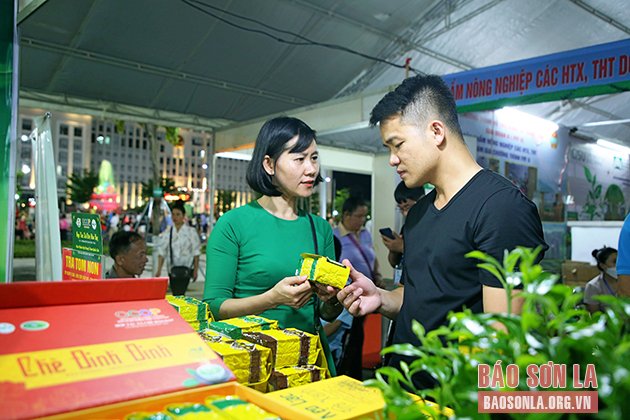   Khách hàng lựa chọn các sản phẩm tại Festival trái cây và các sản phẩm OCOP năm 2022 tổ chức tại Sơn La.