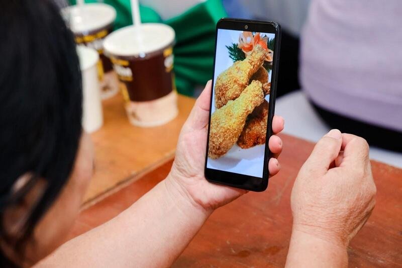 xiaomi-viet-nam-tang-smartphone-redmi-a1-cho-phu-nu-lap-nghiep-linh-vuc-an-uong-1