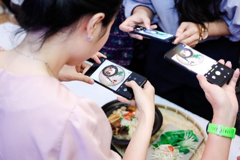xiaomi-viet-nam-tang-smartphone-redmi-a1-cho-phu-nu-lap-nghiep-linh-vuc-an-uong-2
