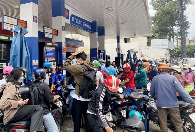 Thủ tướng yêu cầu giải quyết dứt điểm tình trạng thiếu xăng dầu cục bộ.