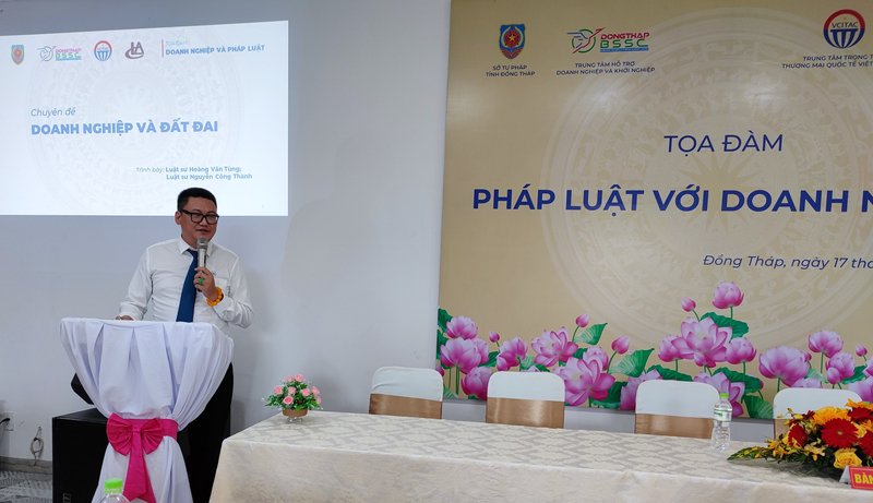 TTV luật sư Hoàng Văn Tùng giải đáp, tư vấn tại chỗ cho các sở ngành tại Tọa đàm về xử lý các vấn đề liên quan đến đất đai.