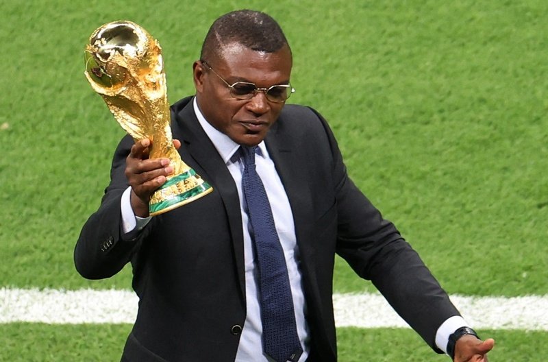 Nhà vô địch World Cup 1998 Marcel Desailly mang chiếc World Cup giới thiệu với khán giả Al Bayt. Ảnh: Reuters