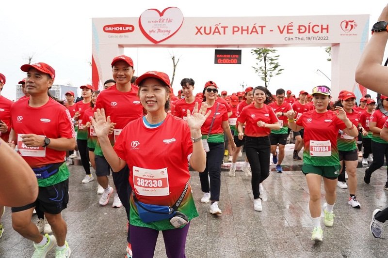 Giải Đi/Chạy bộ trực tuyến vì cộng đồng “Dai-ichi Life - Cung Đường Yêu Thương” là sân chơi hấp dẫn, bổ ích dành cho những người yêu thích môn thể thao đi/chạy bộ trên khắp 63 tỉnh, thành toàn quốc, không giới hạn đối tượng tham gia và hoàn toàn miễn phí.