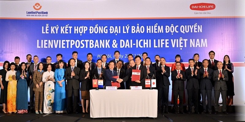 Ban Giám đốc Cấp cao hai bên chúc mừng ký kết thành công.