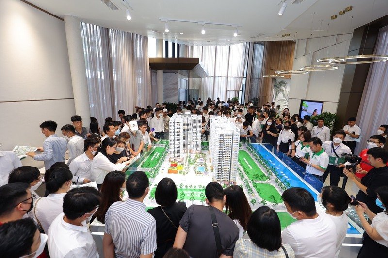 Khách hàng tấp nập tham quan dự án Hanoi Melody Residences.