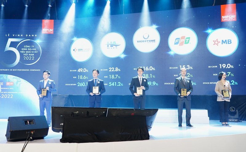 fpt-ghi-net-son-vang-khi-duoc-vinh-danh-top-50-cong-ty-kinh-doanh-hieu-qua-nhat-viet-nam-1