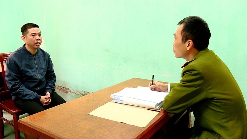 Công an lấy lời khai đối tượng.
