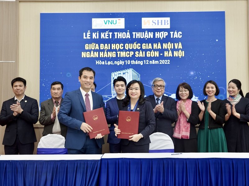 Lãnh đạo Ngân hàng SHB (bên phải) và lãnh đạo ĐHQGHN trao thỏa thuận hợp tác hợp tác phát triển các dự án GD chất lượng cao